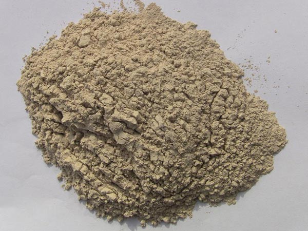 礬土性質(zhì) 礬土主要成分是氧化鋁，為煉鋁和耐火材料的主要原料。白色或灰白色，因含鐵而呈褐黃或淺紅色。密度3.45g/cm3，硬度1～3，不透明，質(zhì)脆。極難熔化，不溶于水，能溶于硫酸、氫氧化鈉溶液。 地區(qū)分布 中國鋁土礦資源比較豐富，在全國18個省、自治區(qū)、直轄市已查明鋁土礦產(chǎn)地205處，其中大型產(chǎn)地72處（不包括臺灣），主要分布在山西、山東、河北、河南、貴州、四川、廣西、遼寧、湖南等地。 投資前景 1.可用于煉鋁工業(yè)。用于國防、航空、汽車、電器、化工、日常生活用品等。 2.可用于精密鑄造。礬土熟料加工成細粉做成鑄模后精鑄。用于軍工、航天、通訊、儀表、機械及醫(yī)療器械部門。 3.可用于耐火制品。高鋁礬土熟料耐火度高達1780℃，化學穩(wěn)定性強、物理性能良好。 4.硅酸鋁耐火纖維。用于鋼鐵、有色冶金、電子、石油、化工、宇航、原子能、國防等多種工業(yè)，消防人員可用耐火纖維布做成衣服。 5.制造礬土水泥、研磨材料、陶瓷工業(yè)以及化學工業(yè)可制鋁的各種化合物。 鋁礬土磨粉制備 鋁礬土粉是選用煅燒過的熟鋁礬土礦石用雷蒙磨加工制成的細粉，粒度通常為100目-325目，在耐火材料行業(yè)得到了廣泛的應用。通常加工的流程為先經(jīng)顎式破碎機進行破碎，然后篩分進入鋁礬土雷蒙磨或鋁礬土超細磨粉機中，進行鋁礬土粉制備，使其應用更加廣泛。